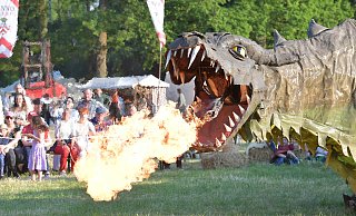 Drache Fangdorn zieht viele Blicke auf sich. Lange Warteschlangen gab es an den ersten Tagen des Gütersloher Mittelalterfestes aber weder bei den Showeinlagen noch an den Essensständen.
