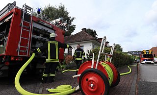 Feuerwehr-Einsatz mit der Drehleiter in Bereitstellung am Alten Postweg in Bad Driburg. - David Schellenberg