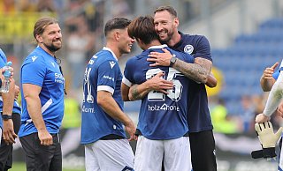 Arminia-Trainer Mitch Kniat drückt seinen Siegtorschützen Kaito Mizuta an sich. - Oliver Krato
