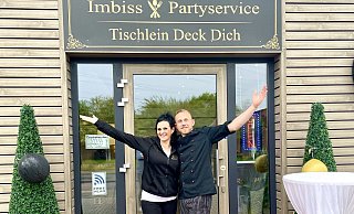 Elvira und Waldemar Schefner hatten am Eröffnungstag schon alle Hände voll zu tun und hoffen, dass es so weiter geht. - Carola Drabon