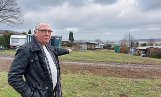 Klaus Zumhasch ist vielen als Ortsbürgermeister von Lügdes Kernstadt bekannt. Er kennt sich aber auch auf dem Campingplatz in Elbrinxens bestens aus, dort steht er dem Eigentümer beratend zur Seite. Auf dieser Fläche wird ein neues Sanitärgebäude seinen Platz finden. - Michaela Weiße