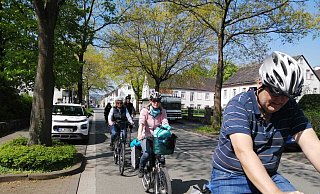 Bisher haben sich auf der Corveyer Allee Radfahrer und Autos die Fahrbahn geteilt. Die Geschwindigkeitsbeschränkung verschwand, obwohl die neue Radwegumleitung noch gar nicht da war. Foto: Burkhard Battran - Burkhard Battran