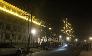 Menschen mit Kerzen und Lichterketten trafen sich am Montagabend zum Spaziergang durch die Bad Oeynhausener Innenstadt - und hörten Hannes Wader vorm Rathaus. - Ulf Hanke