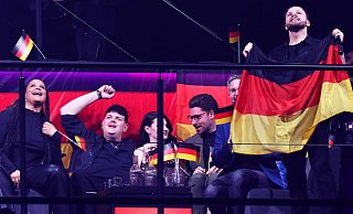 Isaak (2.v.l) aus Deutschland reagiert während der Punktewertung beim Finale des Eurovision Song Contest 2024 in Malmö. - Jens Büttner