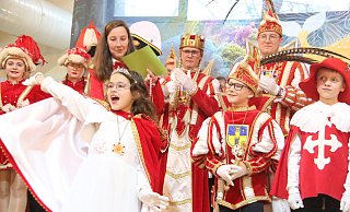 Das Kinderprinzenpaar mit seinem Gefolge begrüßt die mehr als 300 Gäste zum Bad Driburger Kinderkarneval. - Burkhard Battran