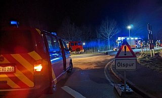 Ein Schwertransporter hat eine Ölspur hinterlassen. - Feuerwehr Peckelsheim