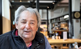 Fliegender Weihnachtsmann: Artist Johann Traber. - Frank-Michael Kiel-Steinkamp