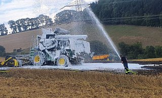 Bei Brakel muss die Feuerwehr einen brennenden Mähdrescher löschen. - Moritz Räker