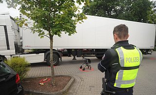 Die Polizei ermittelt nach dem tödlichen Verkehrsunfall auf dem Combi-Parkplatz in Rahden. - Joern Spreen-Ledebur