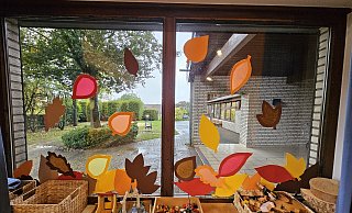 Herbstblätter aus buntem Tonkarton und Transparentpapier sind ganz leicht zu basteln. - Alexandra Stratmeier