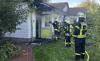 Die Feuerwehr rückte wegen des Brandes in der Küche des Kindergartens "Sonnenstrahl" aus. - Feuerwehr Rahden / Mark Ruhnau