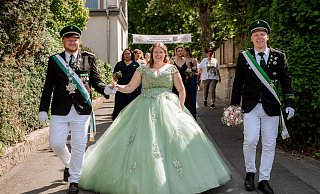Hendrik Heisiph und Sarah Stang haben beste Laune beim Festumzug am Sonntag. - sabrinaklein-photo