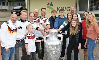 Mit Pokal: Christoph Altmiks (v. l.), Markus und Henri Finger, Steffen Mönnekes, Manuel Wenzel, Stephan Watermeyer, Jakob Wirth, Rouven Speith, Carla Pamme, Thorsten Lammert (stellv. Schulleiter), Mira Daase, Mariella Lindner, Gerges Saad und Margret Frese. - Thomas Kube