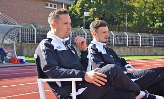 Haben sie ihre Sitzplätze auch in der nächsten Saison im Jahn-Stadion? Herfords Trainer Stephan Eggert (l.) und sein "Co" Felix Langkamp. - Andreas Gerth