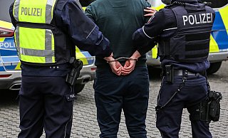 Die Polizei nahm den Angreifer noch im Gütersloher Bahnhofsgebäude vorläufig fest; am Mittag wurde er einem Haftrichter vorgeführt. - imago images/Rene Traut