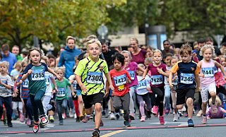 Geben alles: beim Bambini-Lauf rund um den Kesselbrink können Kinder im Alter von 5 - 6 Jahren (ohne Begleitung) und 3 - 4 Jahren (mit Begleitung) dabei sein. - BARBARA FRANKE