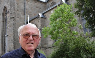 Wilhelm Klur, Priester seit sechs Jahrzehnten, ist auch im Ruhestand seiner Gemeinde treu geblieben. - Dieter Scholz