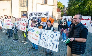 Vor Beginn der Ratssitzung unterstreichen Schülerinnen und Schüler der Geschwister-Scholl-Realschule ihren Wunsch nach einer modernen Schule mit Trommeln und Plakaten. - Ralf Bittner