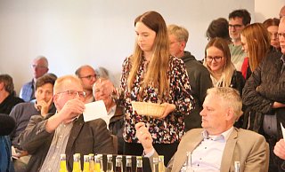 Eine Verwaltungsmitarbeiterin sammelt die Stimmzettel der geheimen Abstimmung ein. - Burkhard Battran