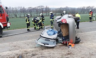 Die Feuerwehr musste das Autodach abtrennen, um die Verletzten zu befreien. - Polizei Höxter