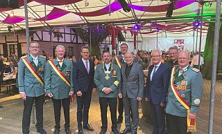 Königlicher Herrenabend: Rendant Frank Langenhorst (v.l.), Heide-Hauptmann Peter Disselnmeyer, Carsten Linnemann (MdB), Schützenkönig Dirk Scholl, Oberstleutnant Bernd Zengerling, Landrat Christoph Rüther, stellv. Bürgermeister Manfred Pantke, Dompropst Joachim Göbel und Oberst Thomas Spieker. - PBSV