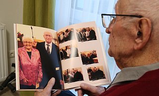 Über 70 glückliche Ehejahre haben Anneliese und Erwin Waßmann zusammen verbracht. Der 100-Jährige kann von unzähligen Erinnerungen an das gemeinsame Leben berichten. - Ilka Gülker