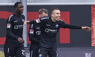 Filip Bilbija, der hier über seinen Treffer im Heimspiel gegen Düsseldorf jubelt, und sein Teamkollege Ilyas Ansah (l.) bestachen nicht zuletzt durch ihre Laufstärke. - picture alliance/dpa