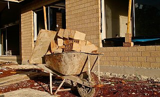 Stillstand beim Hausbau: Nach dem rapiden Anstieg der Baupreise sinkt die Nachfrage nach Baugrundstücken. - Pixabay