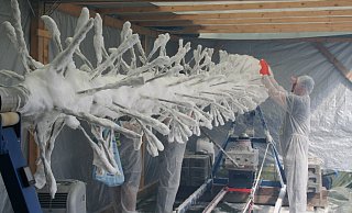 An dieser Säule mit ihren Verästelungen haben die Helferinnen und Helfer die größte Zuckerwatte der Welt aufgebaut. - Johannes Büttner