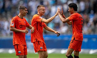 Zweitliga-Debütant Santiago Castaneda (r.) und Koen Kostons (l.) gratulieren Filip Bilbija, der soeben das 2:0 für Paderborn erzielt hat. - IMAGO/Matthias Koch