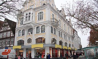 Das seit 140 Jahren bestehende Geschäftshaus Sonntag direkt am Marktplatz schließt im kommenden Jahr. - Cordula Gröne