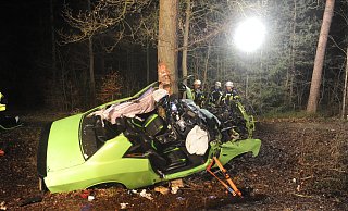 Der Dodge prallte auf der Leverner Straße in Bohmte gegen einen Baum. Aus dem Wrack rettete die Feuerwehr Stemwede den 29-jährigen Fahrer und seine fünfjährige Tochter. Der Fahrer wurde lebensgefährlich verletzt und ins Klinikum Minden geflogen. - Joern Spreen-Ledebur