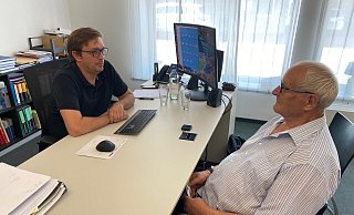 Der Gütersloher Rechtsanwalt André Landherr und sein Mandant Jakob Reger warten seit Wochen darauf, dass sie Akteneinsicht bekommen. - Christian Bröder