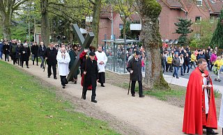 Durch die Delbrücker Innenstadt und an den sieben Fußfällen vorbei folgten knapp 2000 Menschen der Kreuztracht, die nach zwei Jahren Pause am Karfreitag wieder stattfinden konnte. - NW