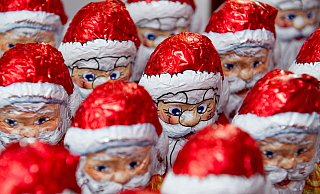 Sogar Schokoweihnachtsmänner finden sich schon in einigen Supermärkten. - dpa