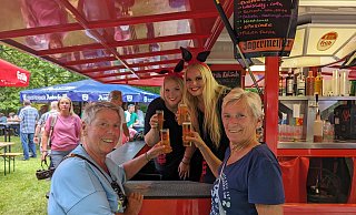 Hanne Schumacher (v. l.), Selina, Janine und Karola Westermann genossen im vergangenen Jahr ein frisches Kölsch auf dem Bierboulevard. - Alex Wall