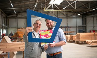 Steffen Strasser, Geschäftsführer Playparc, und Heiko Böddeker (GfW, Region plus X) im Interview in der Playparc Produktion. - I. Jansen, GfW Höxter
