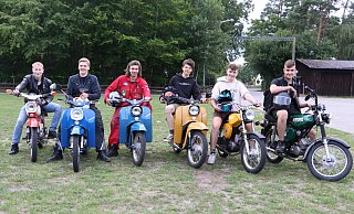 Fallen auf, wenn sie in der Gruppe mit ihren Simson-Mopeds unterwegs sind: Jost Rohlfing (v.l.), Jonah Moormann, Jan-Erik Titkemeier, Till Becker, Erik Borcherding und Mirko Meyrose. - Sonja Rohlfing