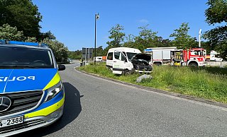 Raststätte Gütersloh-Süd: In dem Unfall-Fahrzeug befanden sich ein Rollstuhlfahrer (62) dessen Ehefrau (58) und Sohn (36), sowie der 76-jährige Fahrer und sein etwa gleichtaltriger Beifahrer. Alle fünf Insassen wurden leicht verletzt. - Thorsten Heß