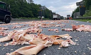 Die Reinigung des Asphalts auf der A 33 gestaltet sich schwierig. - Christian Müller, Westfalennews/dpa