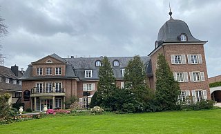 Das Hauptgebäude des Hotel Residence Klosterpforte in Marienfeld. Der Ende der 1990er Jahre erbaute Turm ist längst zu einem Wahrzeichen geworden. - Markus Voss