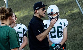 Headcoach Felix Gorny und seine Trainerkollegen bereiten die Bulldogs auf den Saisonstart vor. Foto: zarnke - zarnke