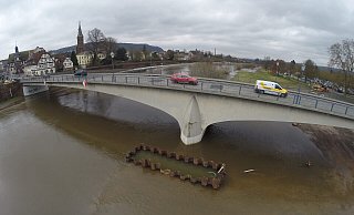 Bis jenseits der Spundwandkästen, innerhalb derer die Fundamente für den Pylon errichtet werden sollen, reicht das Wasser auf der Boffzener Weserseite. - Thomas Kube