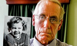 Richard Lee mit dem Bild seiner Tochter, die 1981 in Paderborn verschwand. - Holger Kosbab/British Army