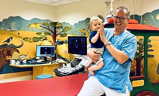 Oberarzt der Klinik für Kinder- und Jugendmedizin Peter Richter mit Leno. - St. Vincenz-Kliniken