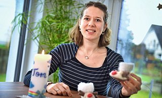 Eine Kerze für Tom: Lea Epps (36) „Sternenkind“ Tom, das sie 2020 während einer „stillen Geburt“ zur Welt brachte, wird immer einen Platz in den Herzen der Familie haben. Inzwischen ist die Bielefelderin Mutter der sechs Monate alten Sophia. - Barbara Franke