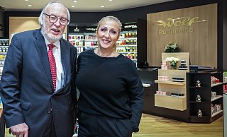 Johanna Schlurmann mit ihrem Vorgänger Reinhard Dieter Wolf in der rundum erneuerten Parfümerie. Foto: Sarah Jonek - Sarah Jonek