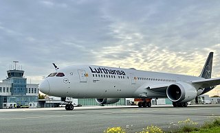 Der erste Dreamliner der Lufthansa bietet Platz für 294 Passagiere. Eigentlich war die 787-9 für Hainan Airlines gebaut worden, doch die Chinesen nahmen sie wegen der Pandemie nicht ab. In Paderborn war es die erste Dreamliner-Landung – inklusive Flaggengruß. Ab Dezember soll der Flieger nach New York und zurück pendeln. - Jens Reddeker
