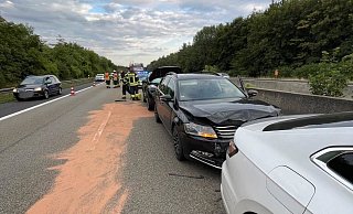 Einsatzkräfte der Breunaer Feuerwehr streuen auslaufendes Benzin ab. - FFW Breuna