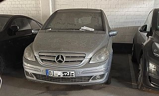 Dieser Bielefelder Mercedes ist wohl aufgegeben worden. Er steht seit rund zwei Jahren in einem Parkhaus in Hilden. - privat